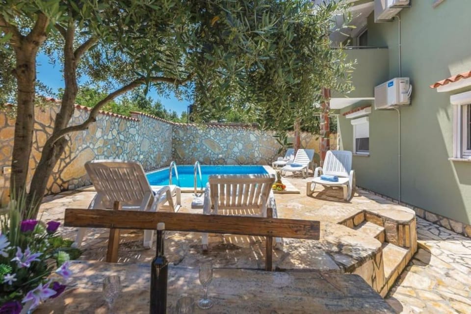 Property building, Patio, Spring, Day, Natural landscape, Summer, Garden, View (from property/room), Balcony/Terrace, Garden view, Pool view, Swimming pool, sunbed