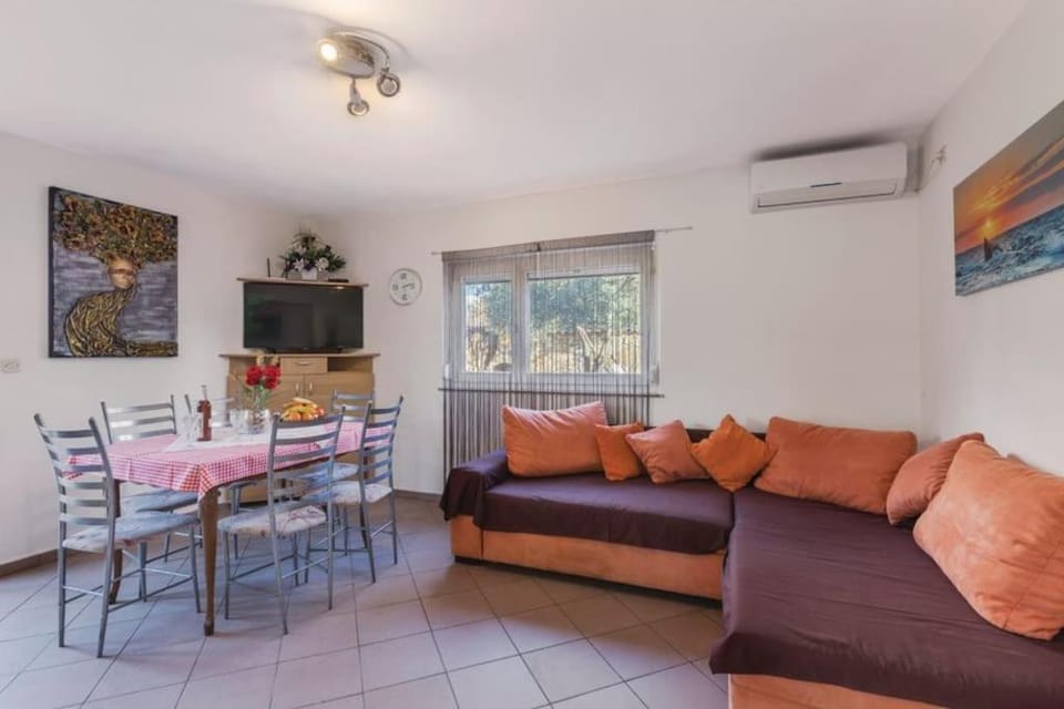 TV and multimedia, Kitchen or kitchenette, Living room, Seating area, Dining area, air conditioner