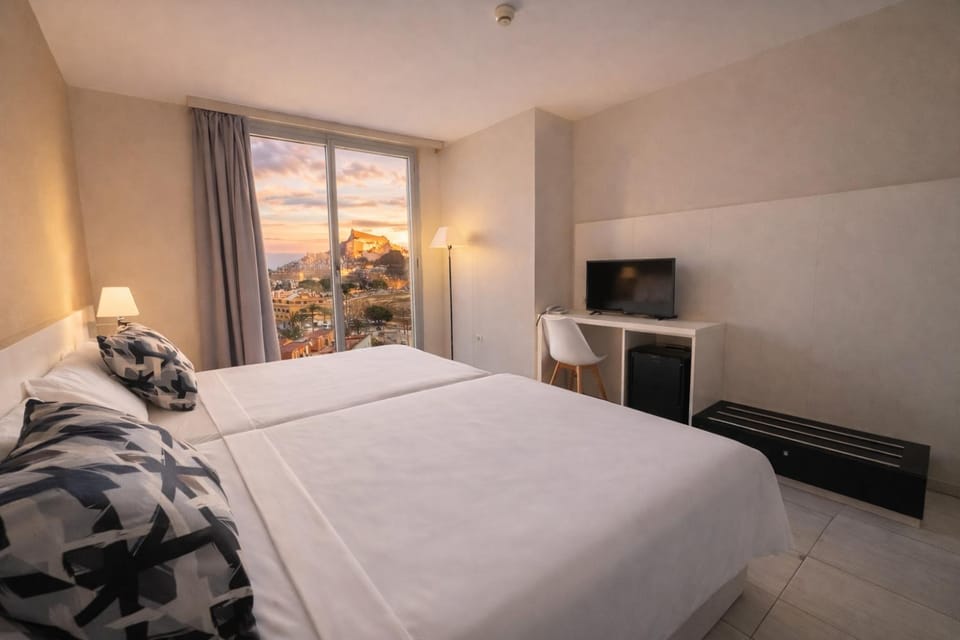 Bed, TV and multimedia, View (from property/room), Photo of the whole room, Bedroom
