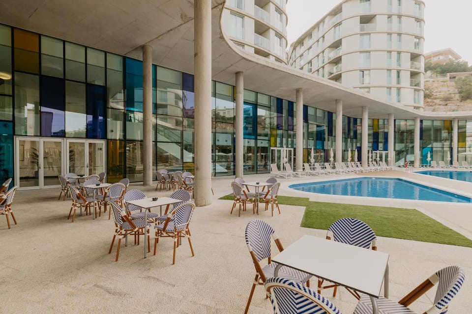 Restaurant/places to eat, Pool view, Swimming pool