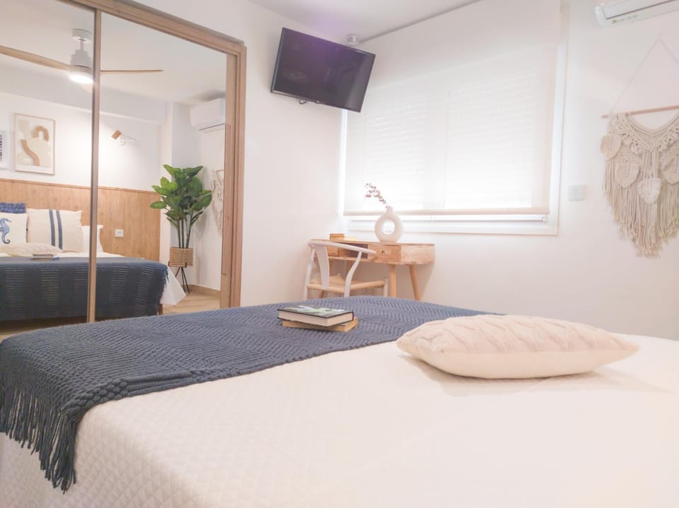 Bed, TV and multimedia, Photo of the whole room, Bedroom, towels, air conditioner