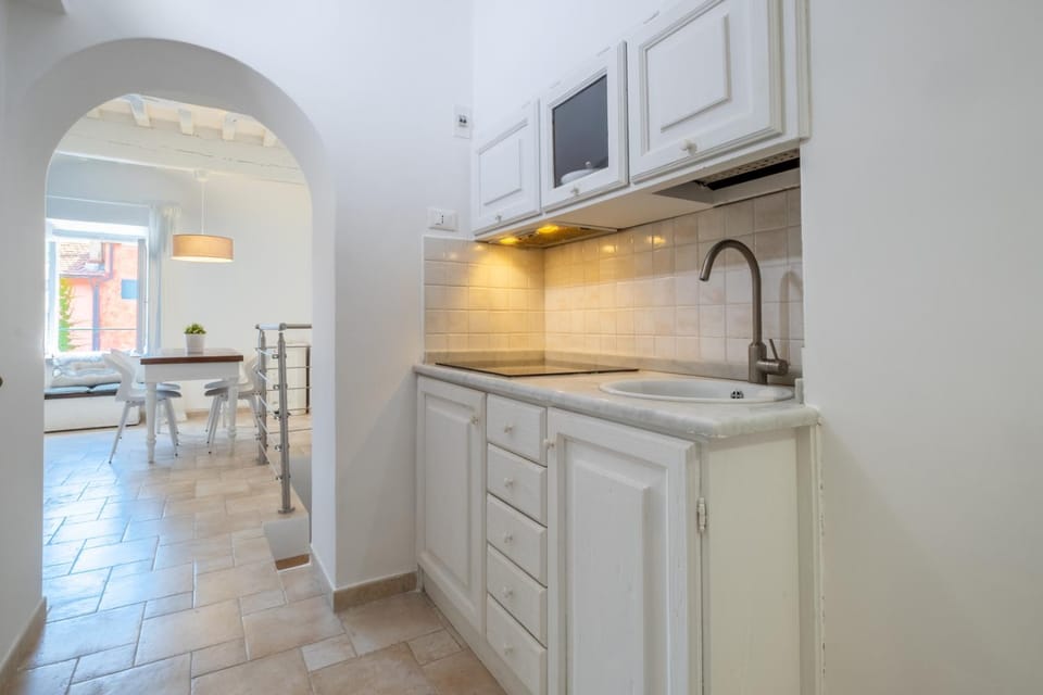 Kitchen or kitchenette, Dining area, stove