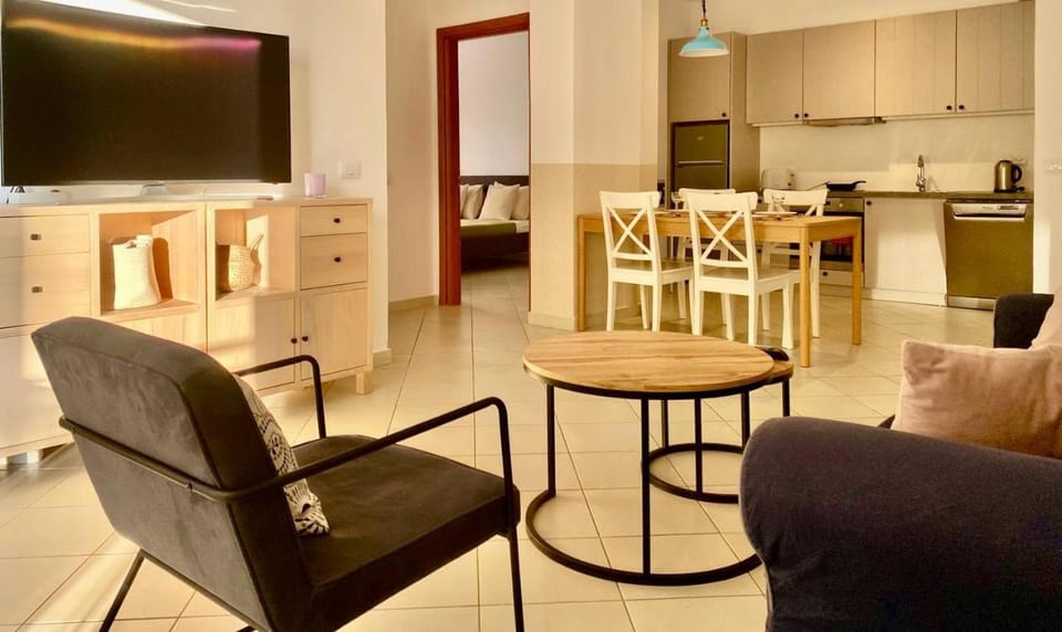 TV and multimedia, Living room, Seating area, Dining area, oven, stove