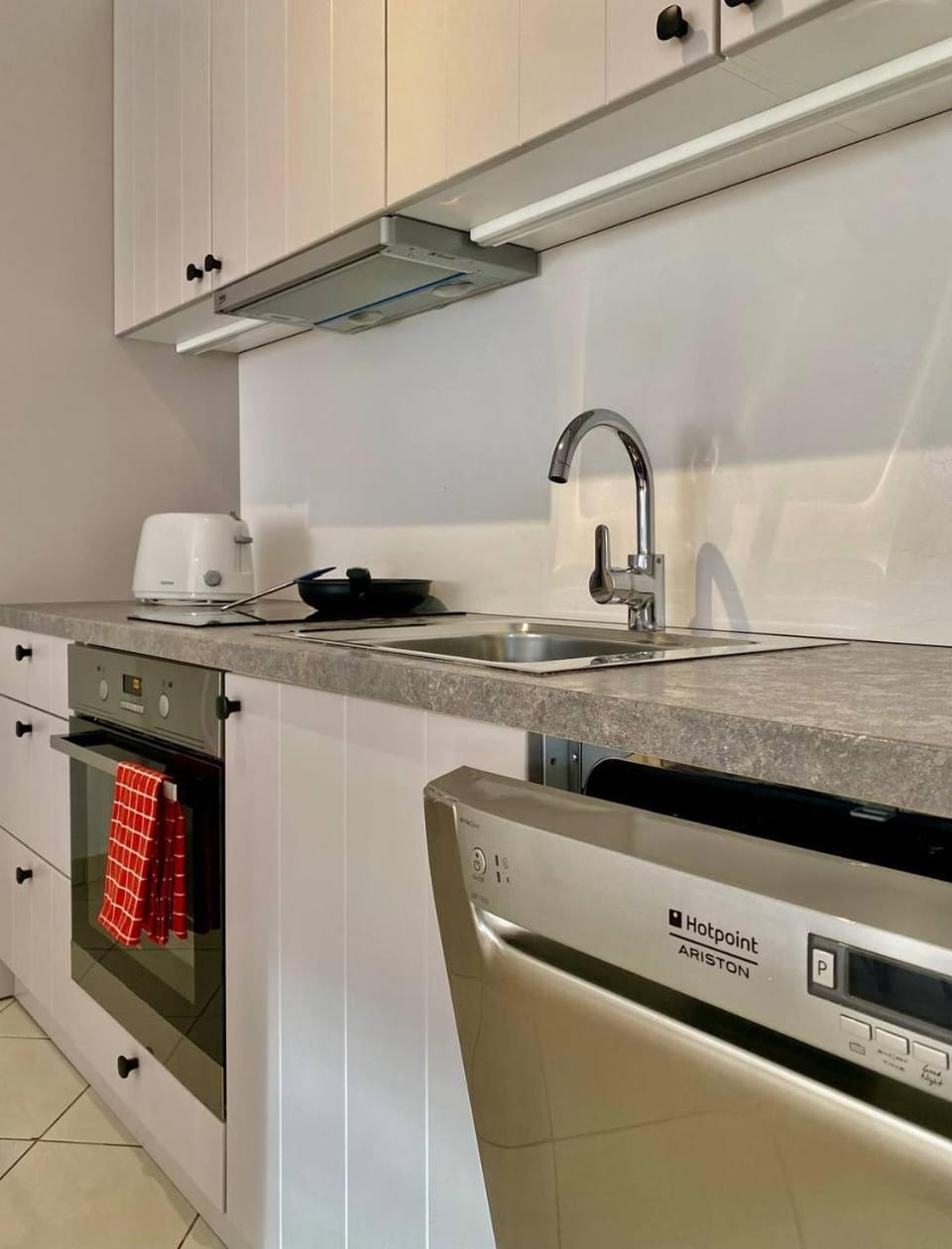 Kitchen or kitchenette, dishwasher, stove