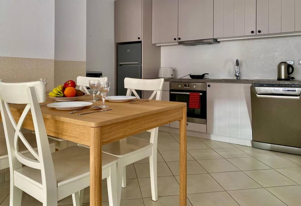 Coffee/tea facilities, Kitchen or kitchenette, Dining area, dishwasher, oven, stove, toaster