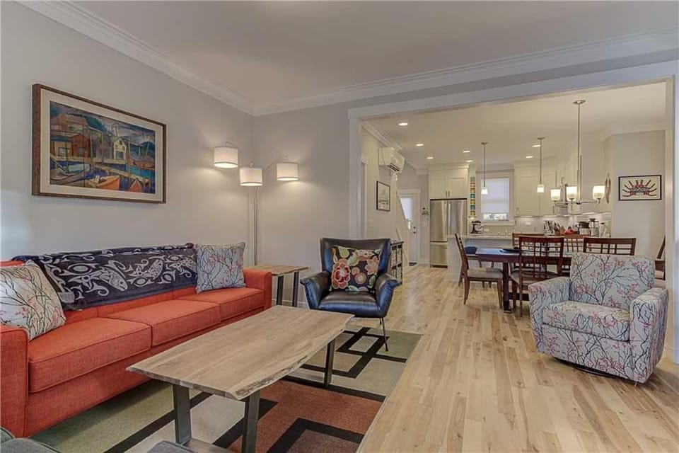Kitchen or kitchenette, Living room, Seating area, Dining area