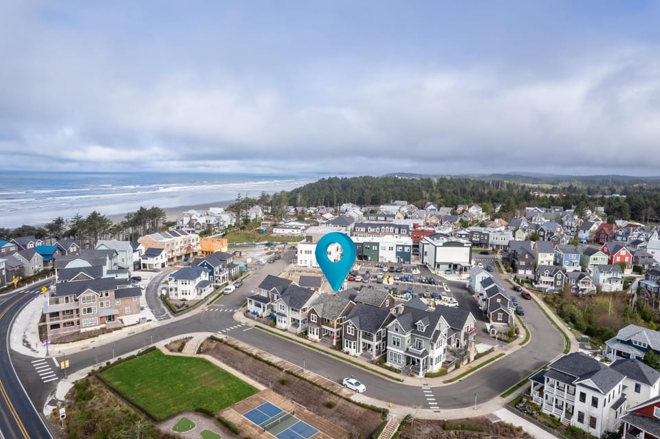 Property building, Day, Neighbourhood, Natural landscape, Bird's eye view, City view, Sea view, Street view, Location