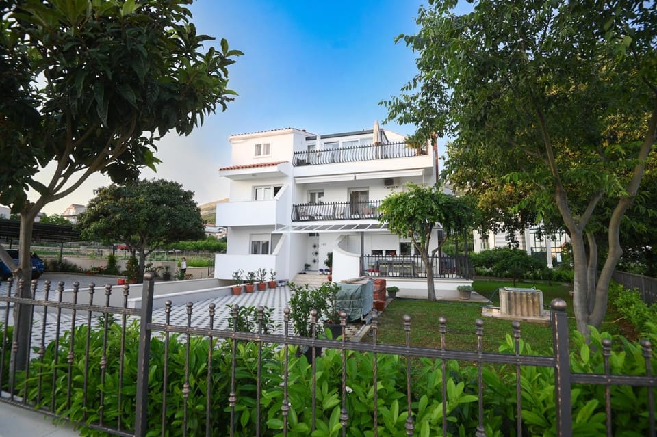 Property building, Day, Natural landscape, Garden view, Location, Parking