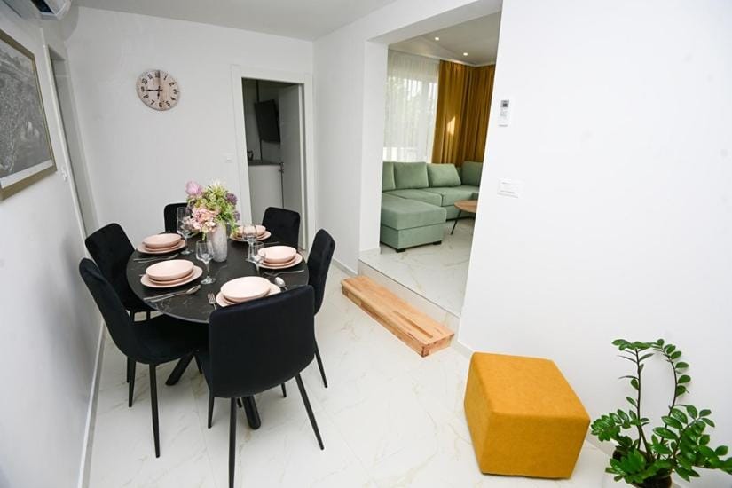 Seating area, Dining area