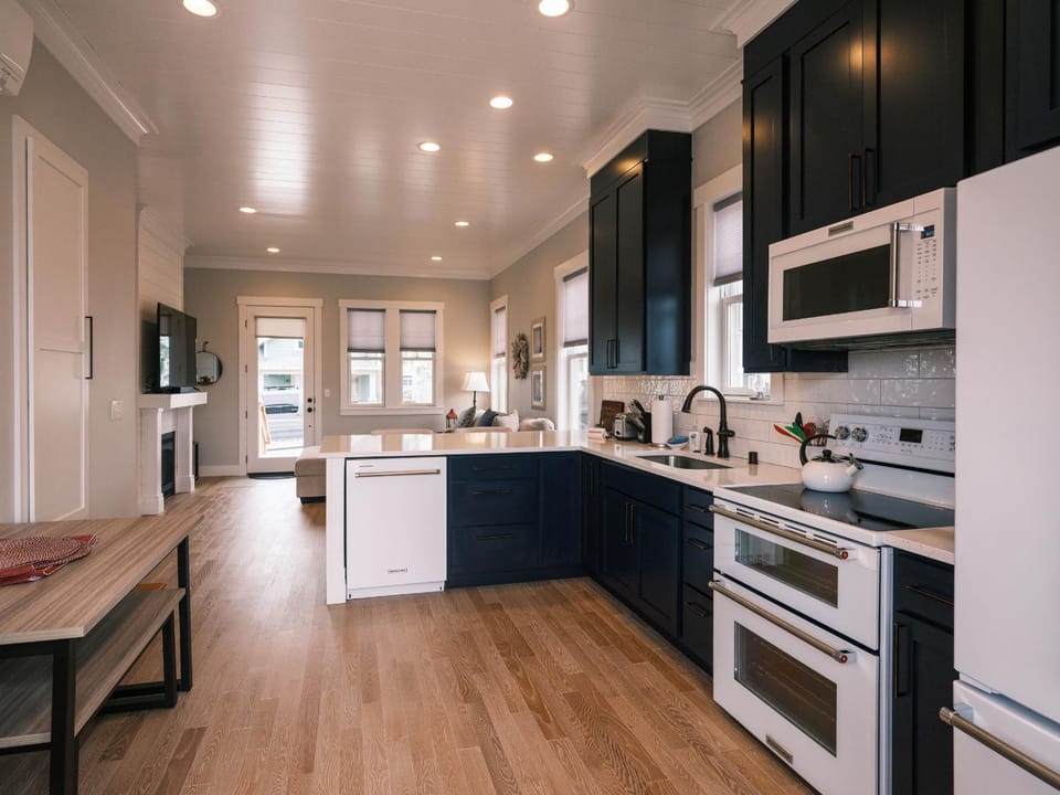 Kitchen or kitchenette, dishwasher, oven, pet friendly, stove