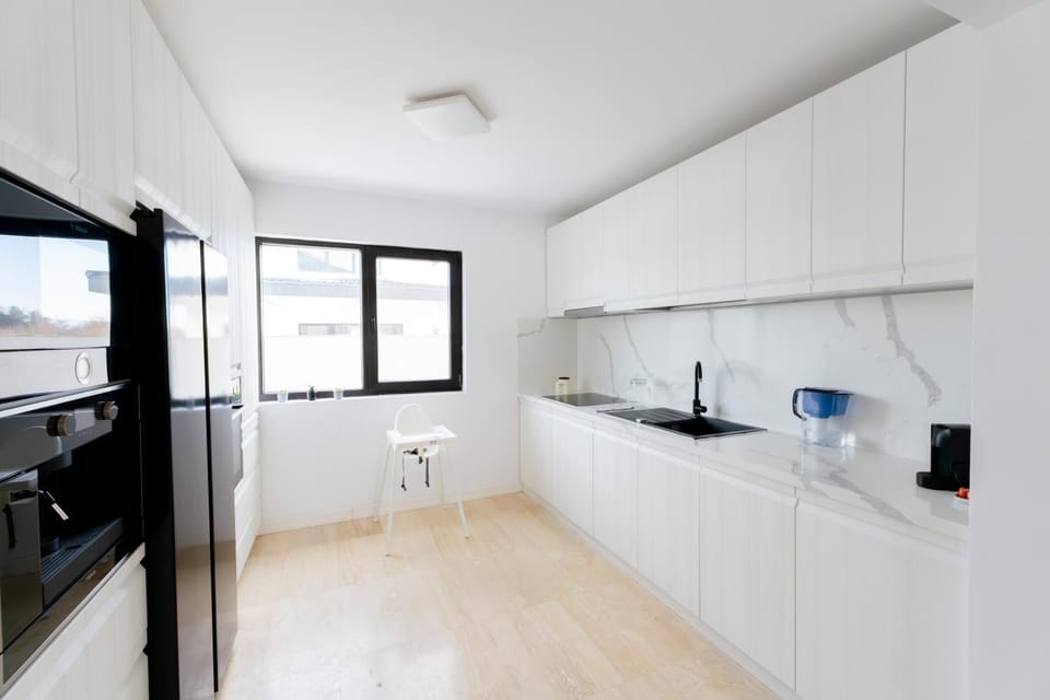 Kitchen or kitchenette, dishwasher, oven, toaster