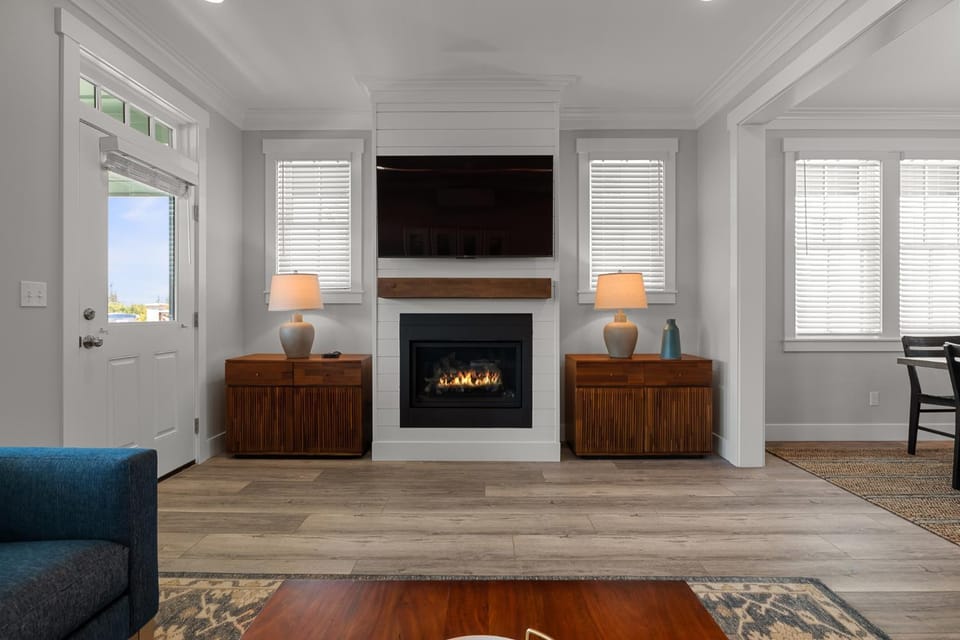 Communal lounge/ TV room, TV and multimedia, Living room, Seating area, Evening entertainment
