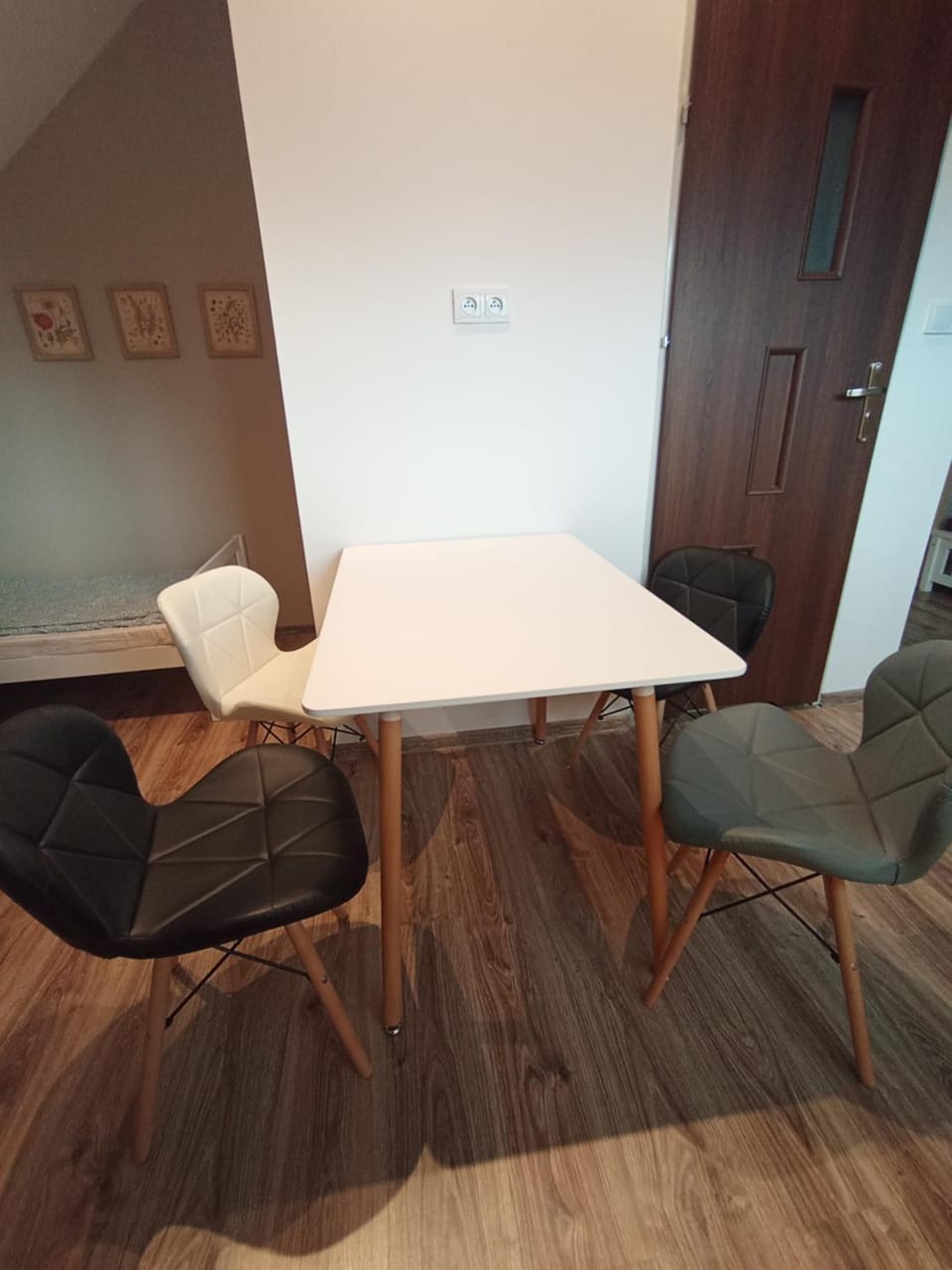 Seating area, Dining area