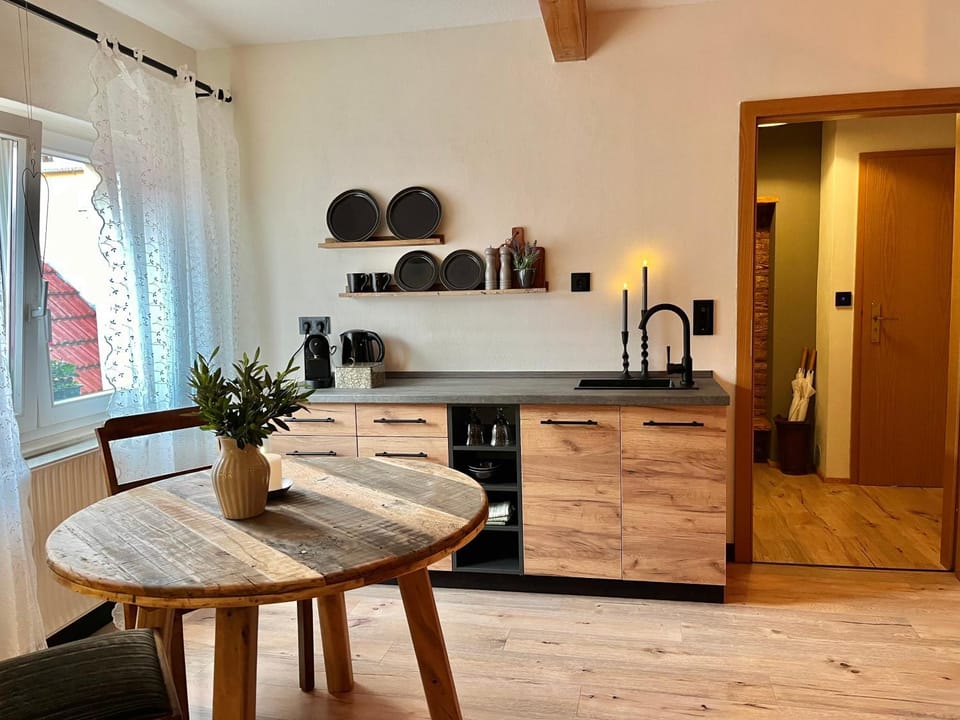 Coffee/tea facilities, Kitchen or kitchenette, Dining area, Breakfast