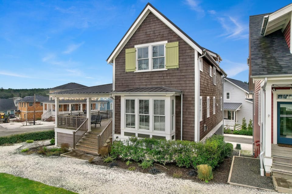 Property building, Day, Neighbourhood, Natural landscape, Street view