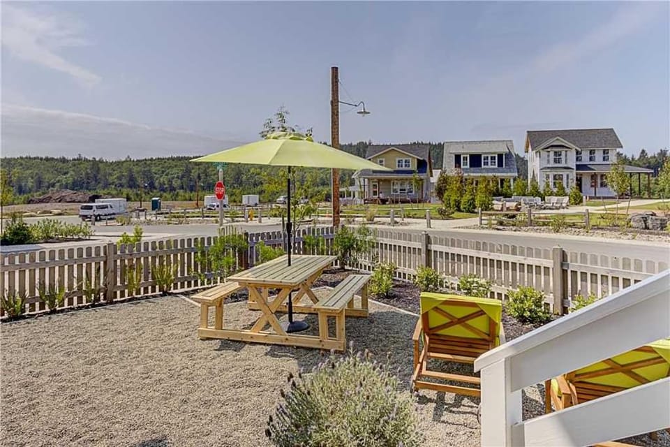Property building, Day, Natural landscape, Parking, sunbed
