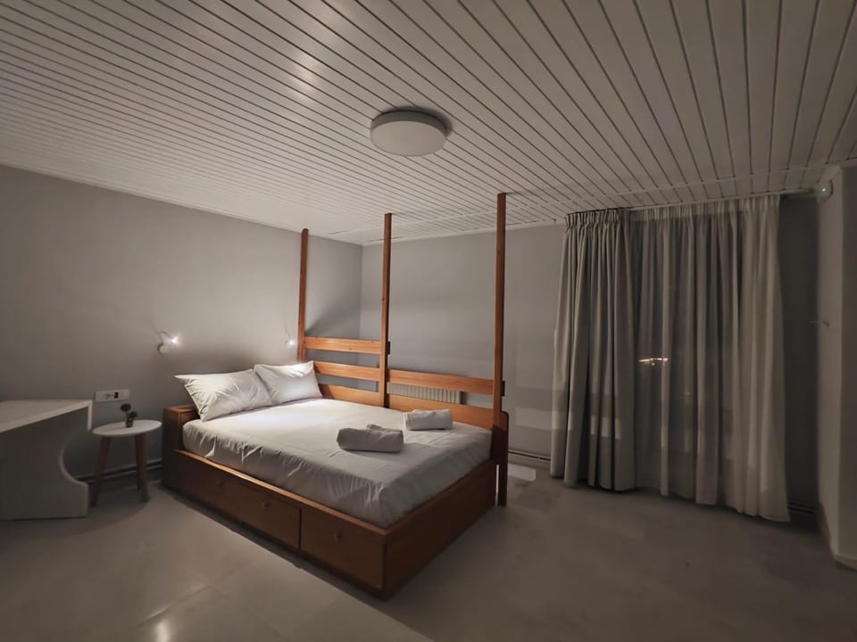 Bed, Bathroom, Photo of the whole room, Bedroom, towels