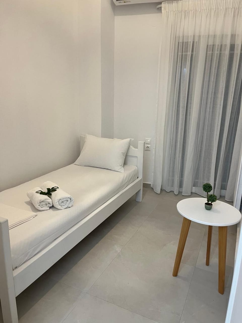 Bed, Living room, Photo of the whole room, Seating area, Bedroom