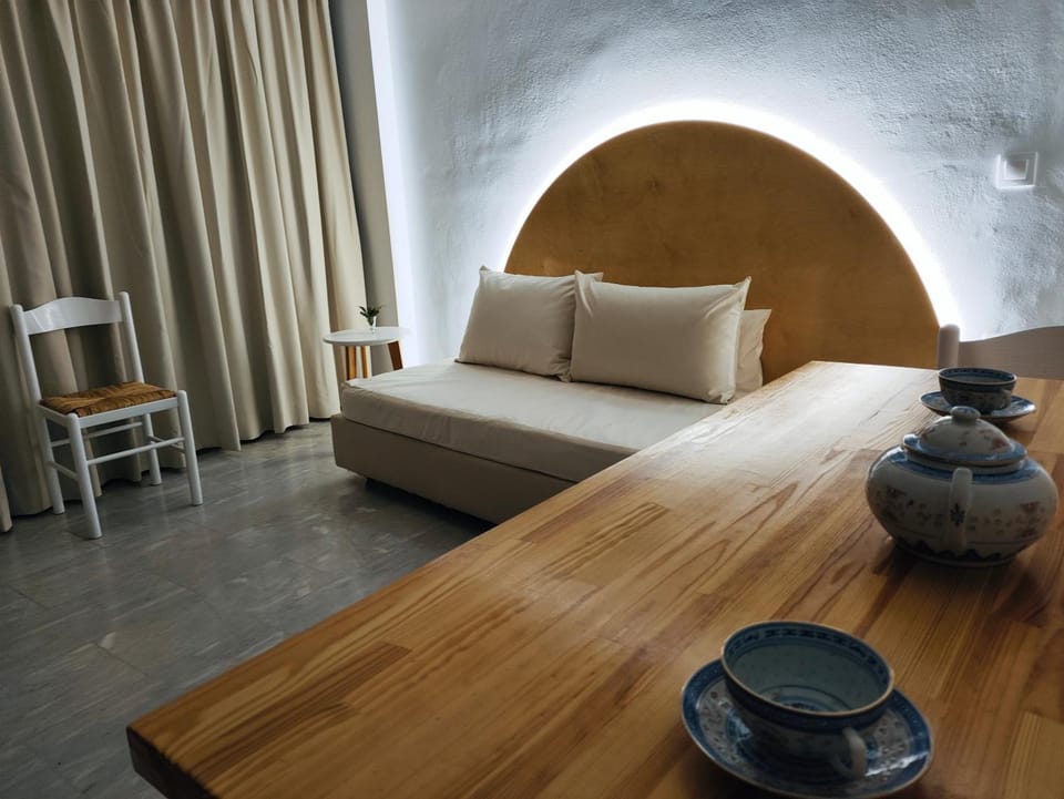 Bed, Living room, Photo of the whole room, Seating area, Dining area