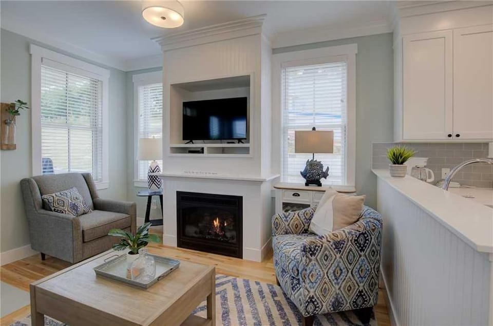 TV and multimedia, Living room, Seating area, fireplace