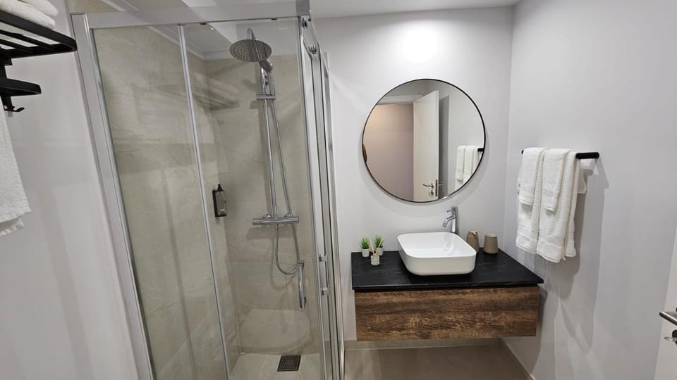 Toilet, towels