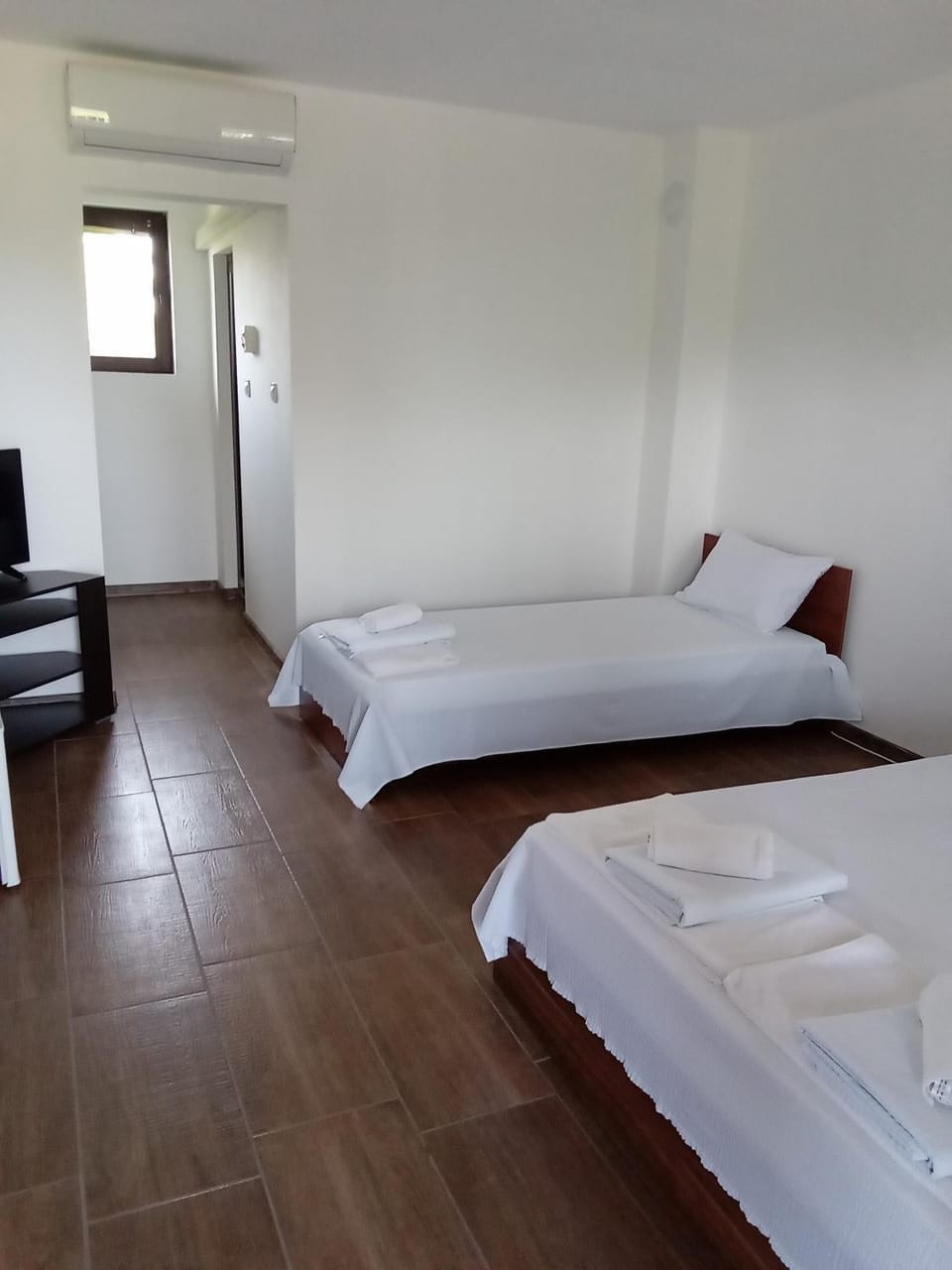 Photo of the whole room, Family, towels, air conditioner