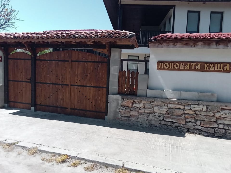 Facade/entrance
