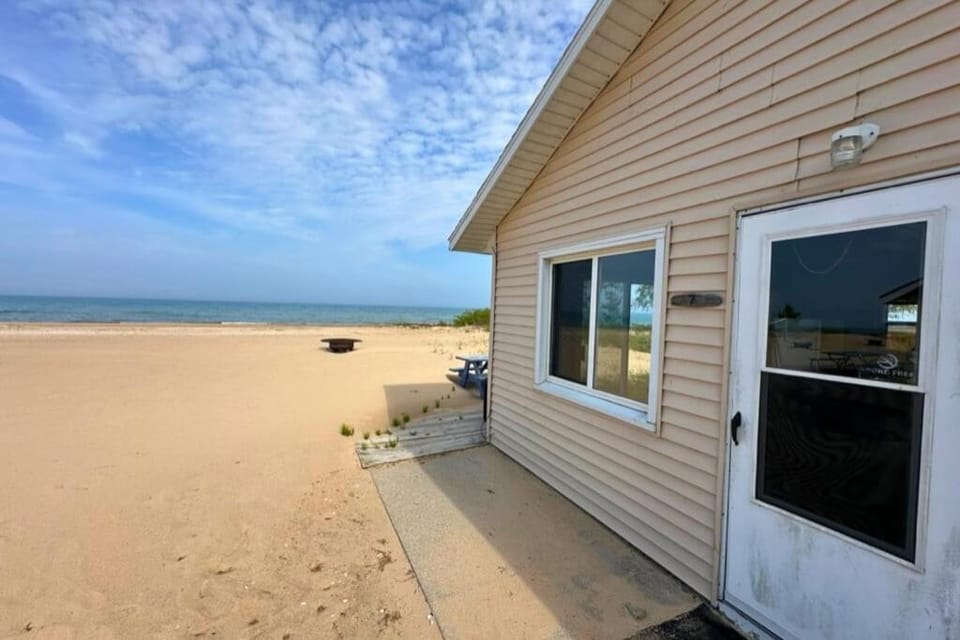 Cozy cabin on the beach of Lake Huron Cabin in Au Sable Charter