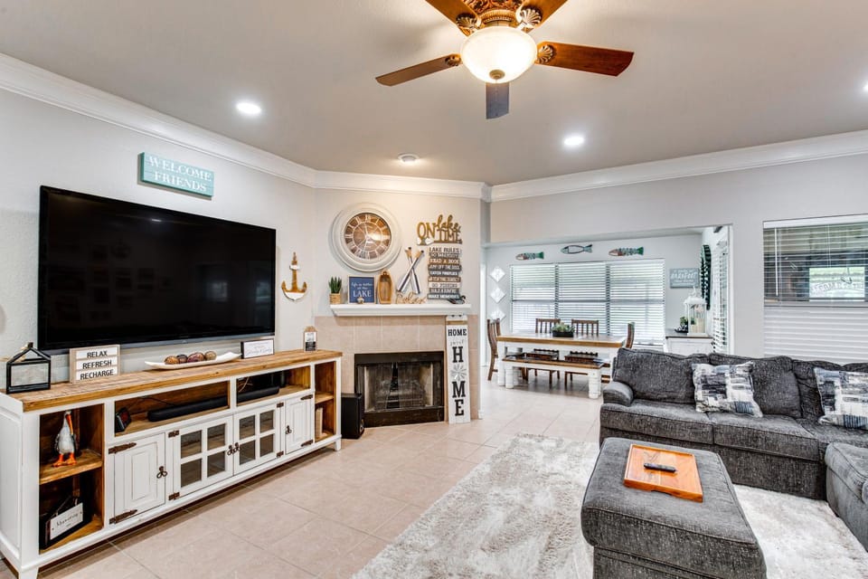 Home on Lake Granbury w/ Hot Tub: 5 Mi to Dtwn! House in Granbury
