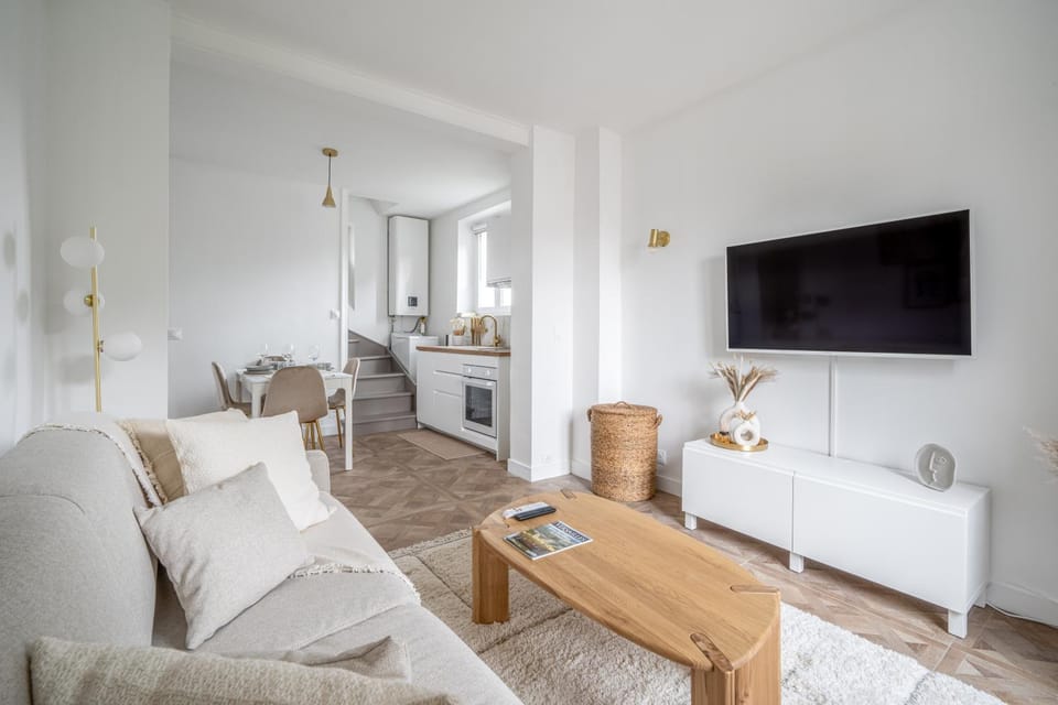 TV and multimedia, Living room, Decorative detail, Seating area