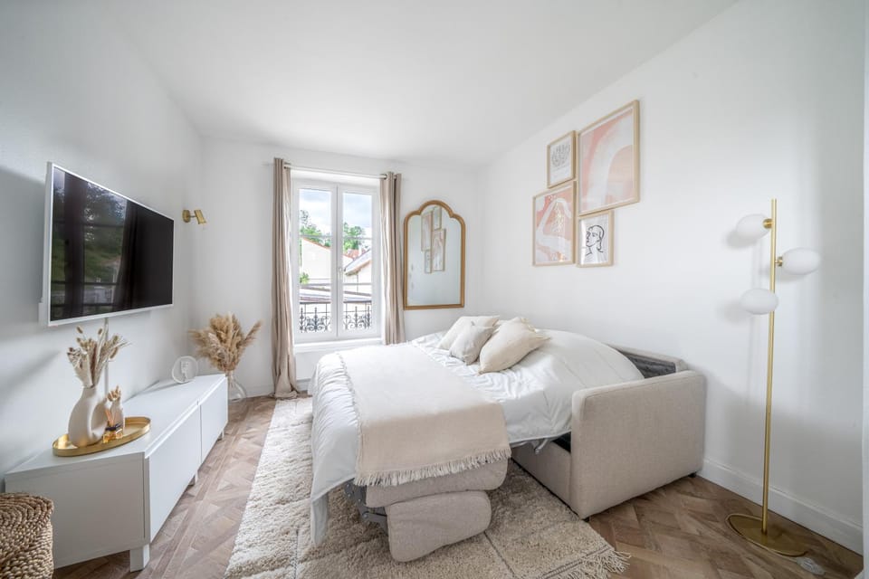 Bed, TV and multimedia, Living room, Decorative detail, Seating area