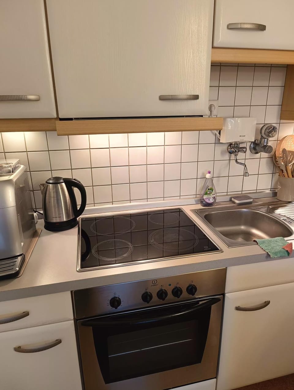 Coffee/tea facilities, Kitchen or kitchenette, stove