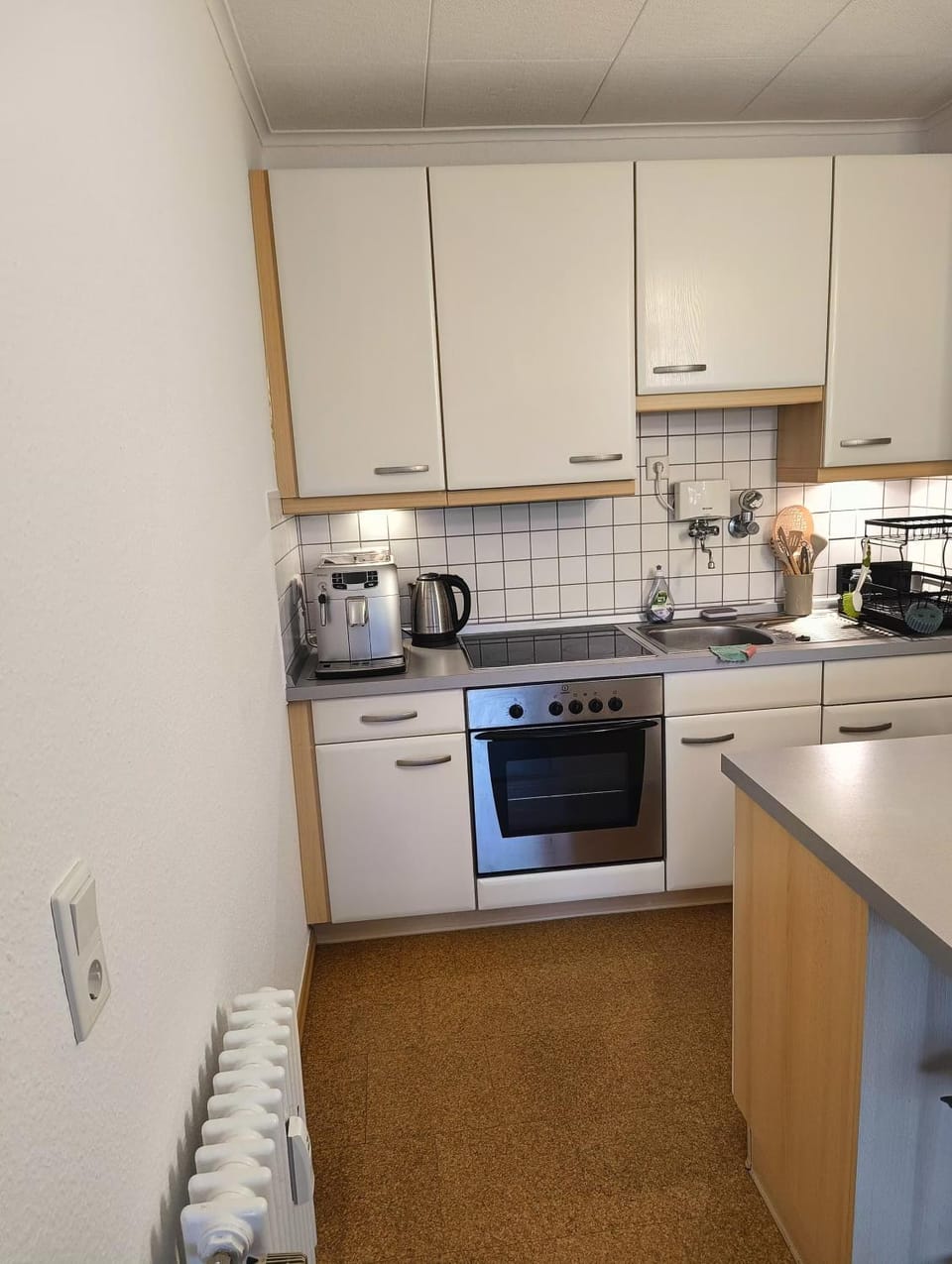 Coffee/tea facilities, Kitchen or kitchenette, oven, stove