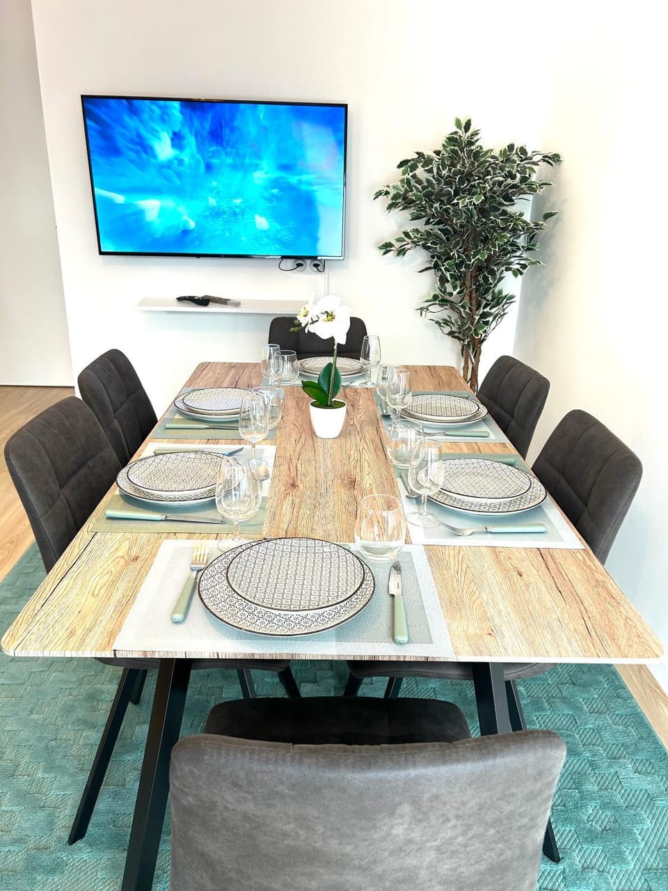 Communal lounge/ TV room, TV and multimedia, Living room, Seating area, Dining area