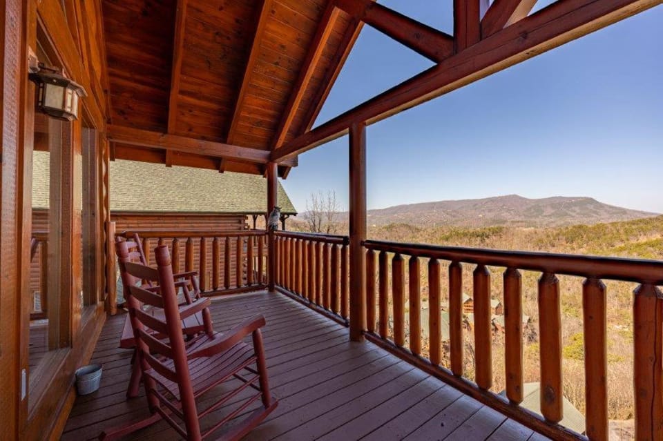 Grand Vista Lodge by Eden Crest Chalet in Pigeon Forge