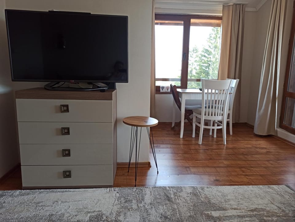 Communal lounge/ TV room, TV and multimedia, Living room, Seating area, Dining area, Evening entertainment