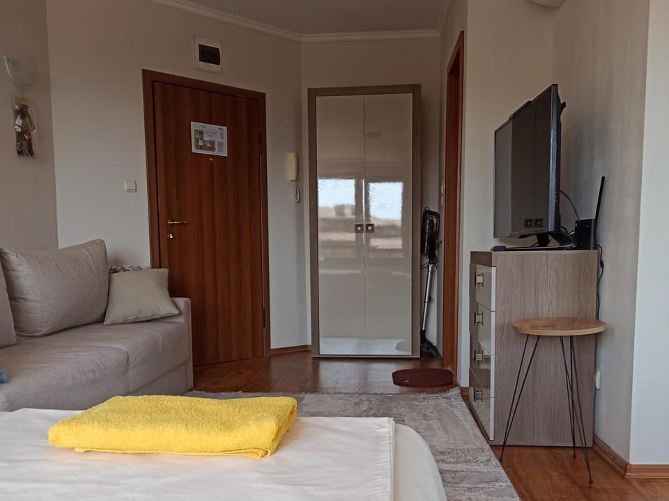 Communal lounge/ TV room, Bed, TV and multimedia, Living room, Seating area, Evening entertainment, Bedroom, wardrobe