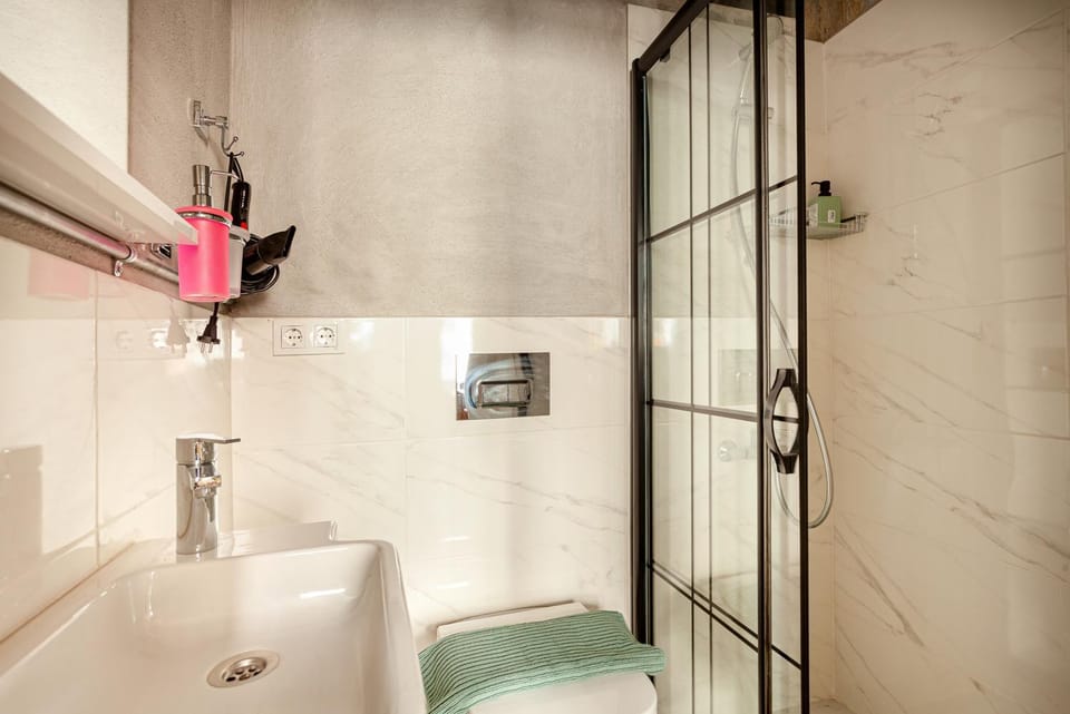Shower, Toilet, Bathroom, Bath, towels