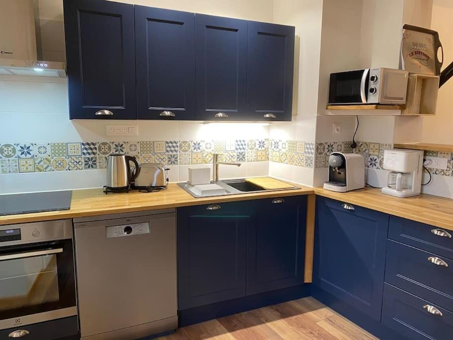 Coffee/tea facilities, Kitchen or kitchenette, dishwasher, oven, toaster