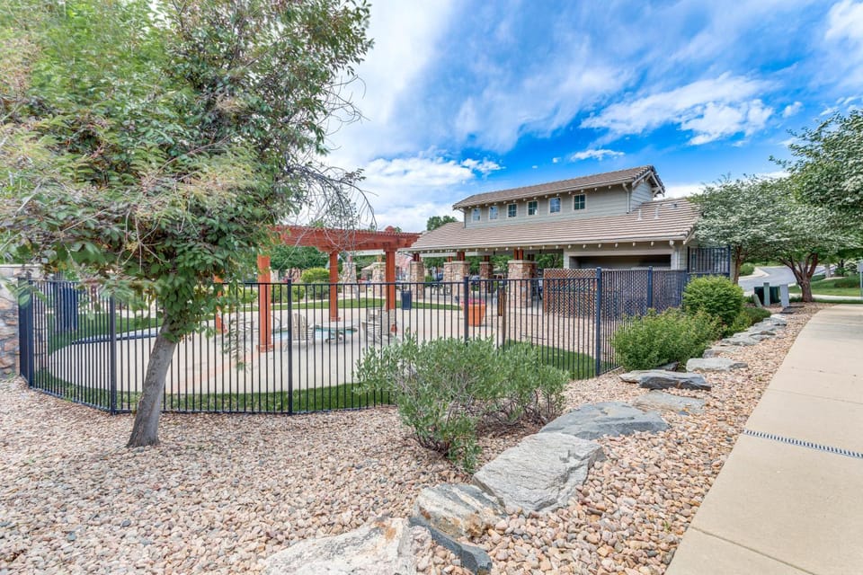 Seasonal Pool, Balcony: Quiet & Cozy Aurora Condo! House in Aurora