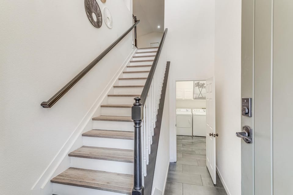 Seasonal Pool, Balcony: Quiet & Cozy Aurora Condo! House in Aurora