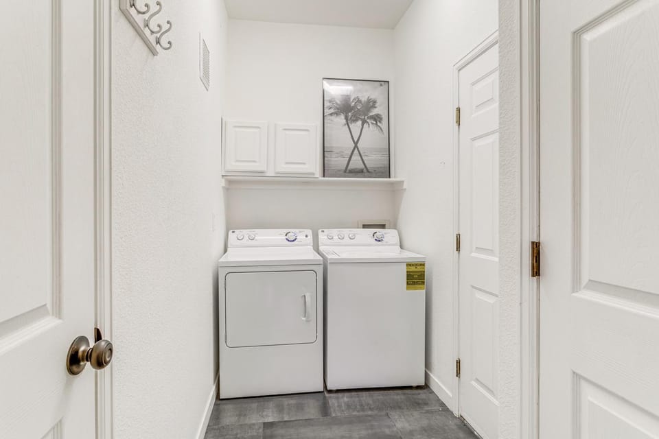 Seasonal Pool, Balcony: Quiet & Cozy Aurora Condo! House in Aurora