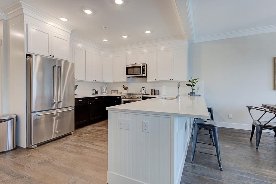 Kitchen or kitchenette, Dining area, dishwasher, oven, stove