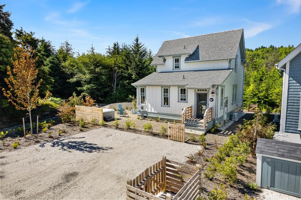 Property building, Garden, Parking