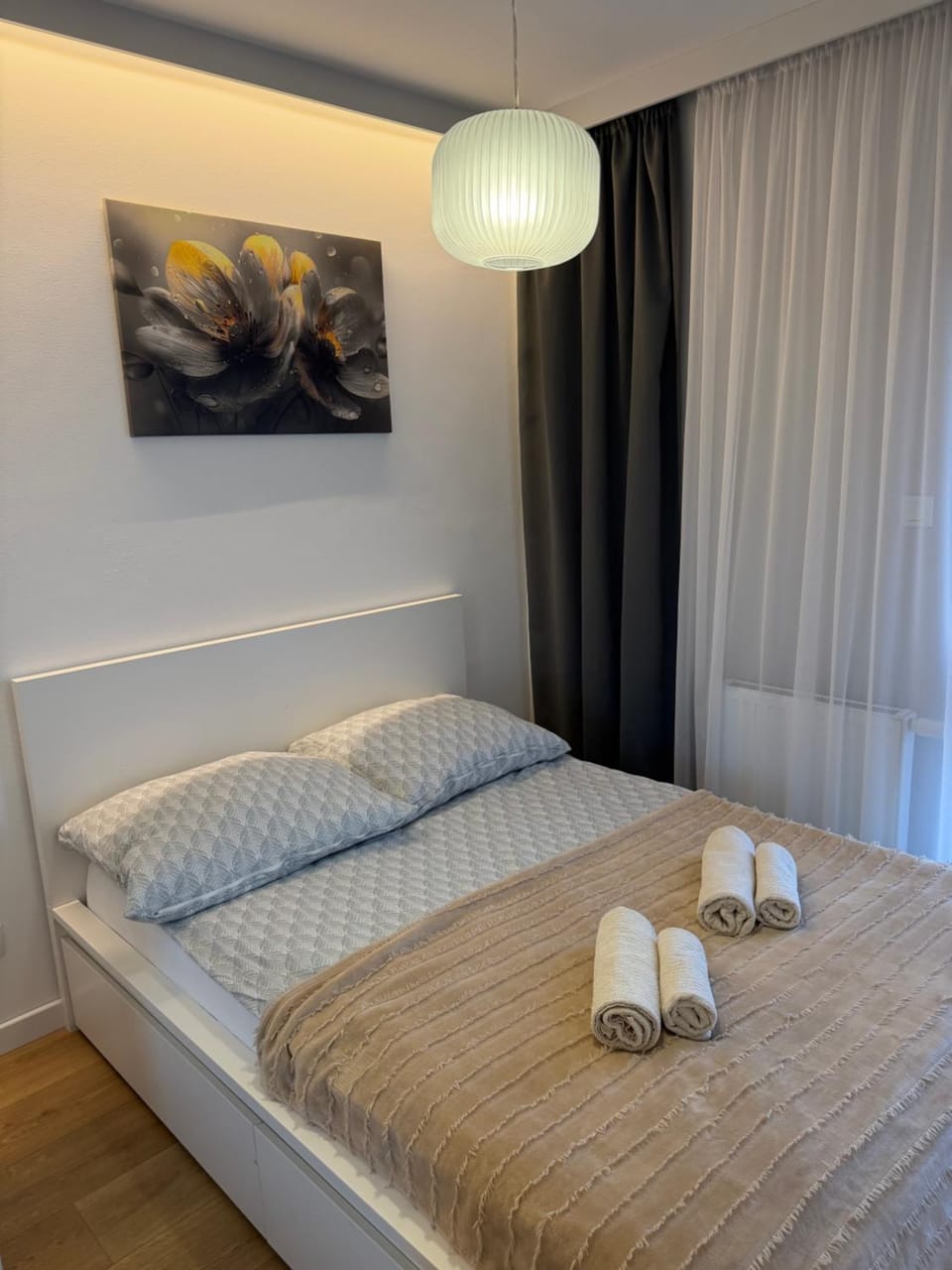 Bed, Photo of the whole room, Bedroom, towels