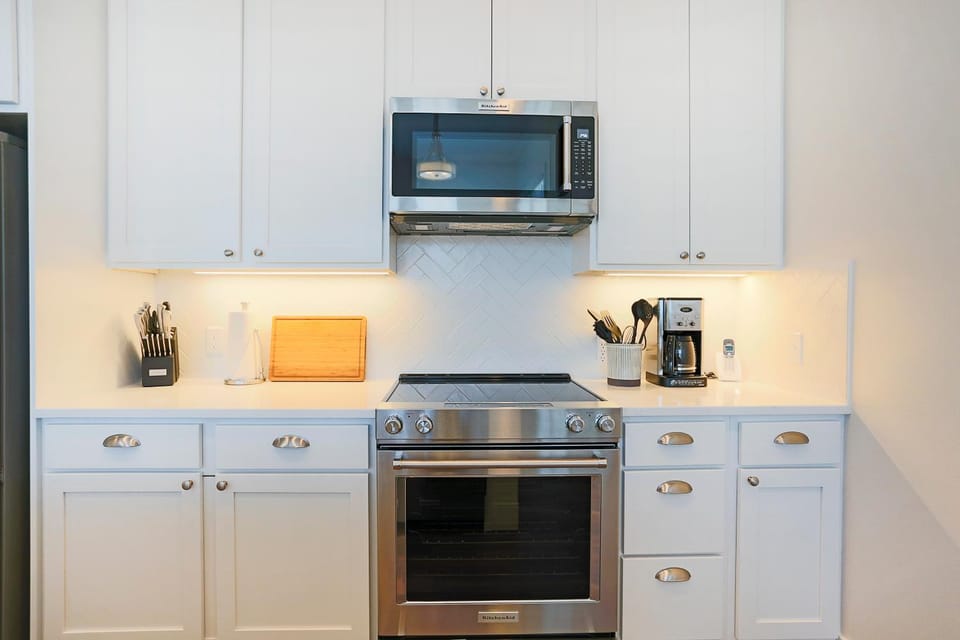 Coffee/tea facilities, Kitchen or kitchenette, oven, stove