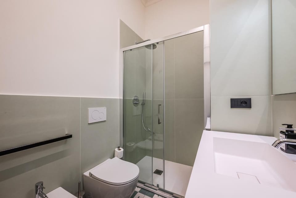 Shower, Toilet, Bathroom, towels