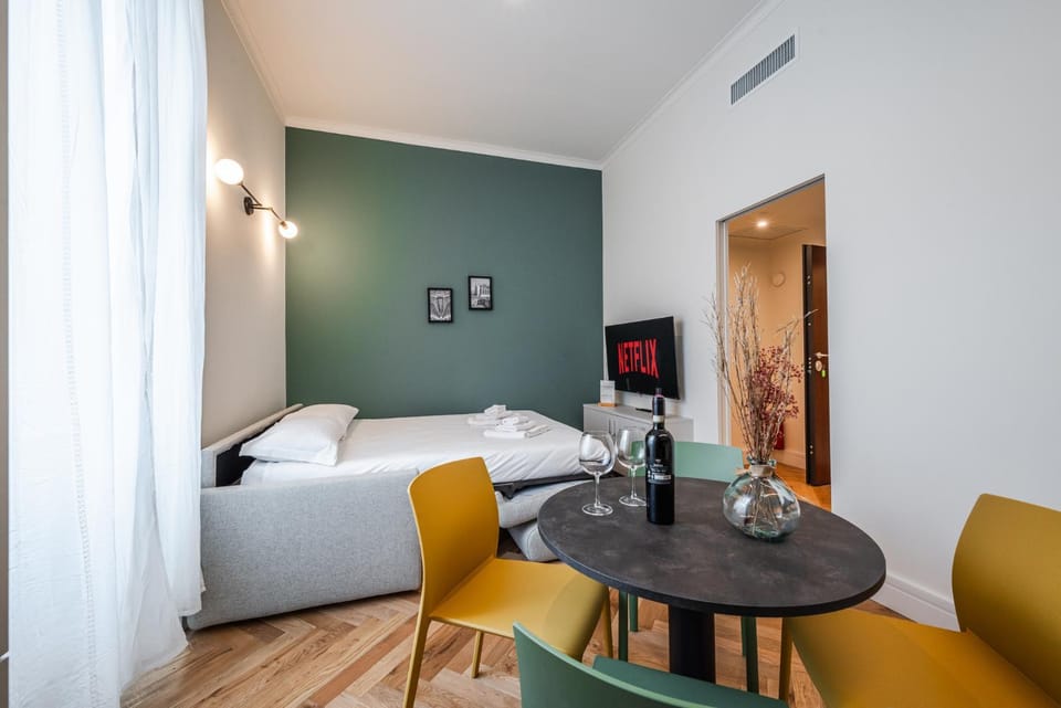 Bed, TV and multimedia, Living room, Seating area