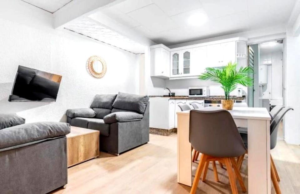 Kitchen or kitchenette, Living room, Seating area, Dining area, stove