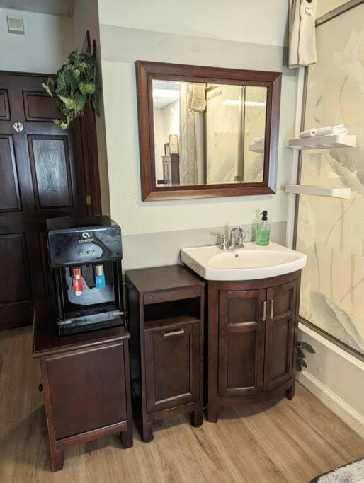 Walkable Uptown area, King Suite, Quiet and Private Apartment in Charlotte